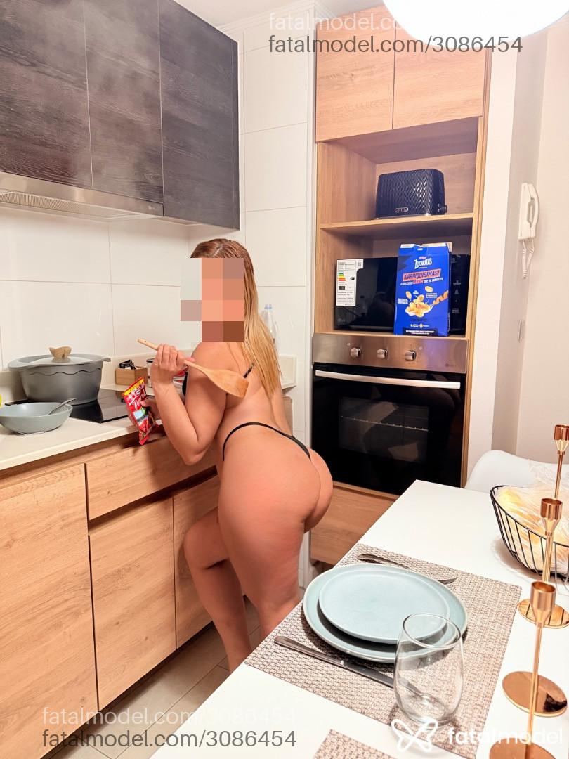 Acompanhante mulher loira (o) de olhos castanhos - Larissa Rossi