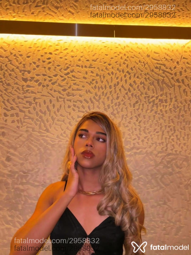 Acompanhante mulher trans loira (o) de olhos castanhos - Chiara