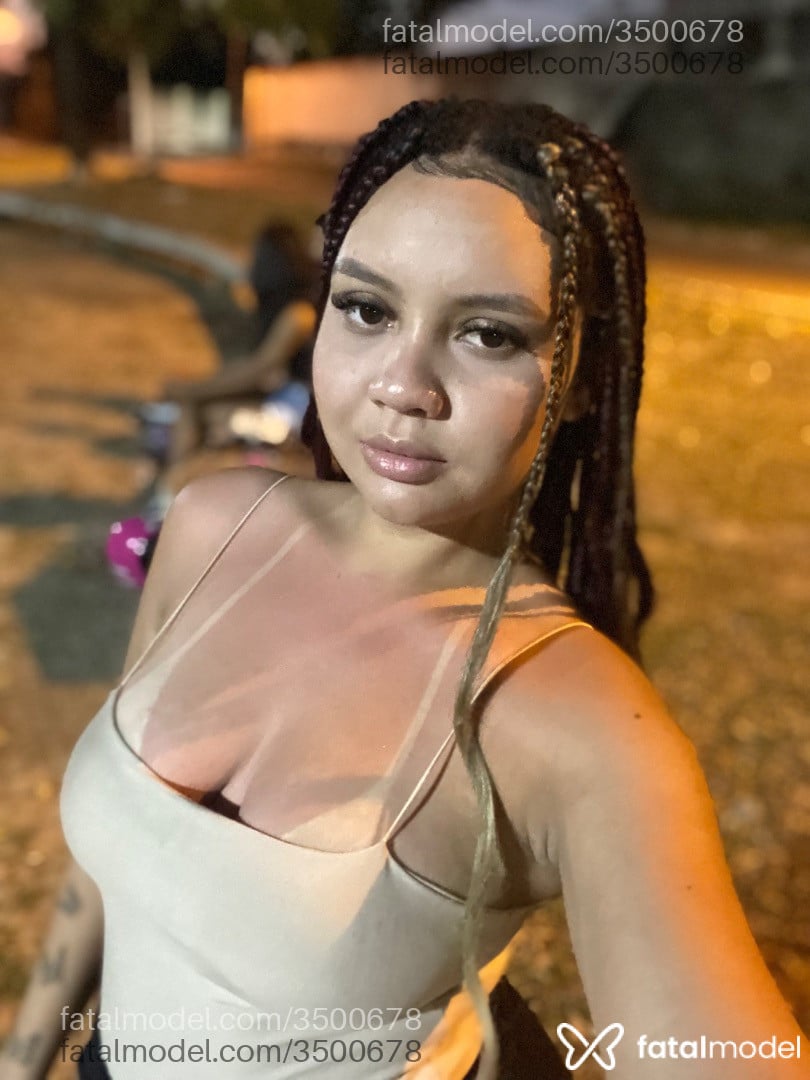 Acompanhante mulher com cabelo colorido de olhos castanhos - Laulau