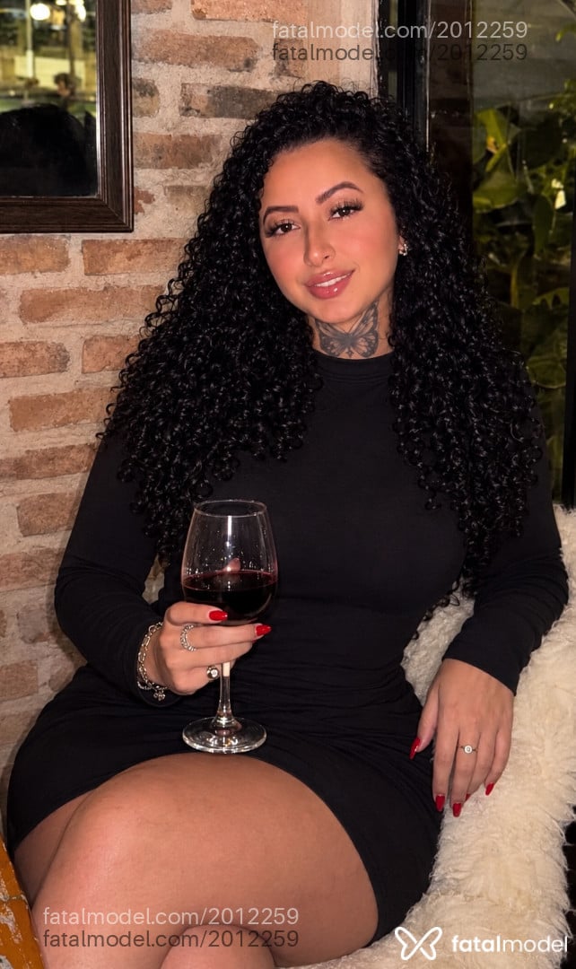 Acompanhante mulher morena (o) de olhos pretos - Luna Bellini