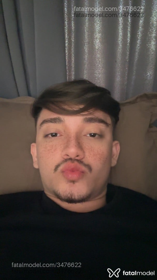 Acompanhante homem com cabelo castanho de olhos pretos - Yuri Banay