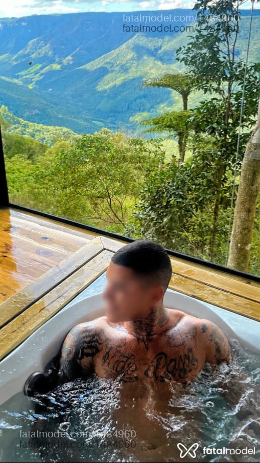 Acompanhante homem morena (o) de olhos castanhos - Lucaz Acompanhante homem morena (o) de olhos castanhos - Lucaz