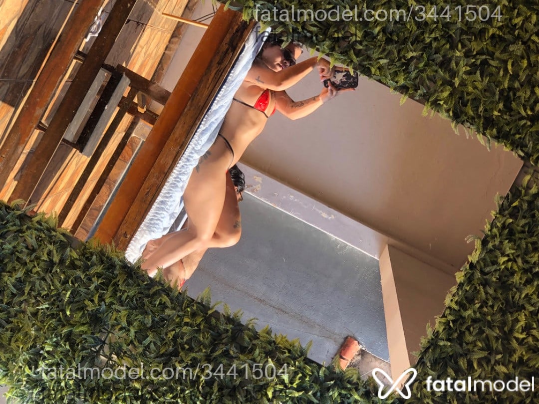 Acompanhante mulher morena (o) de olhos pretos - Karolina