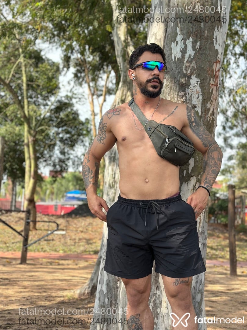Acompanhante homem com cabelo castanho de olhos castanhos - Rolissoo
