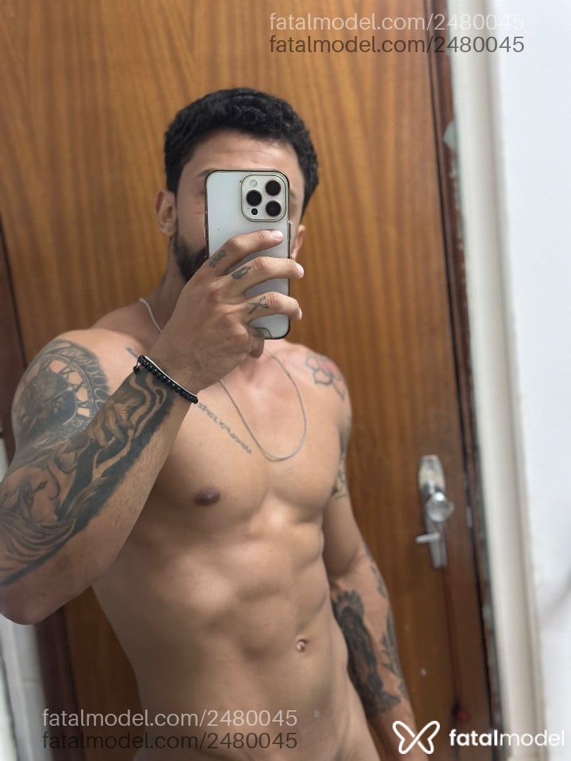 Acompanhante homem com cabelo castanho de olhos castanhos - Rolissoo