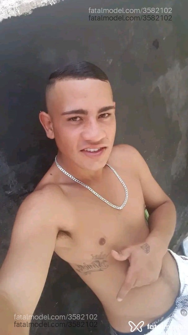 Acompanhante homem com cabelo castanho de olhos mel - Menor Bn