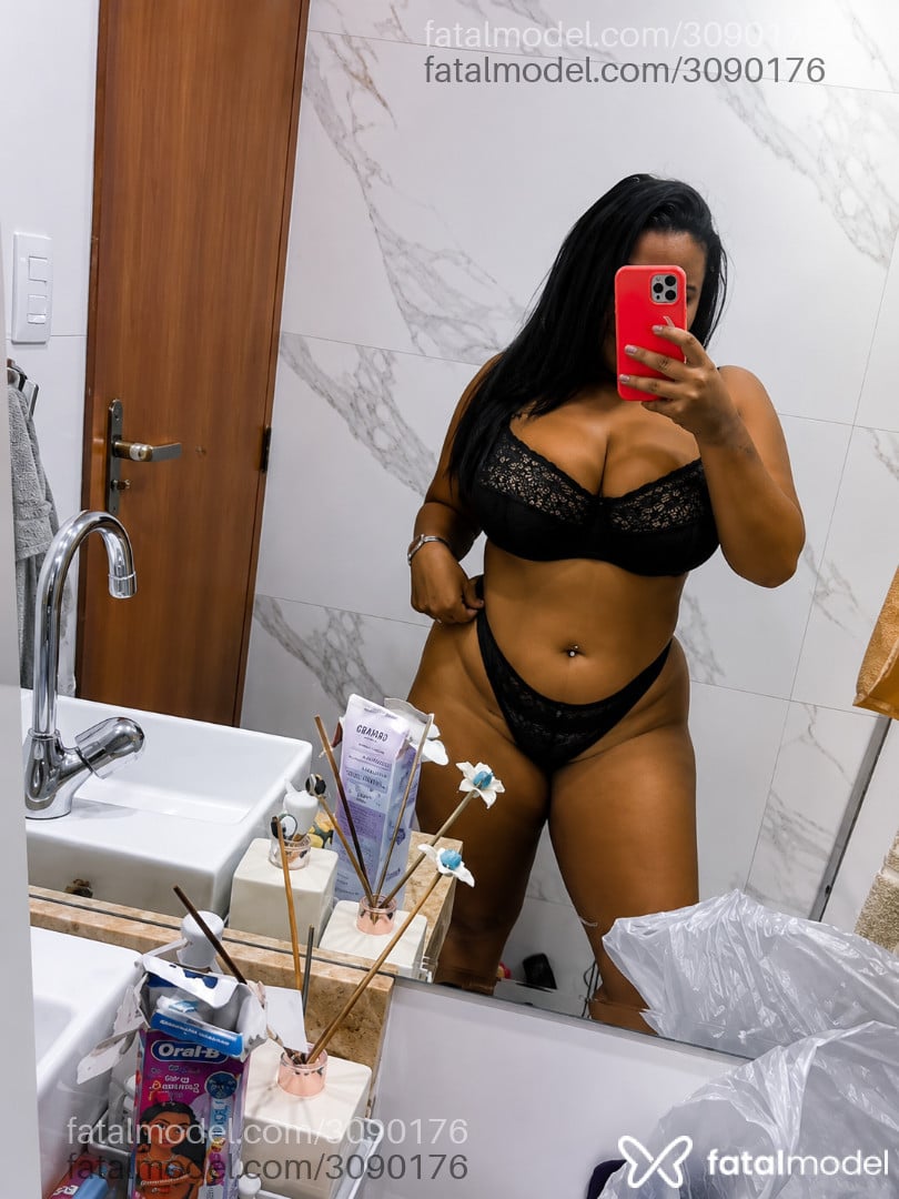 Acompanhante mulher morena (o) de olhos pretos - Beatriz