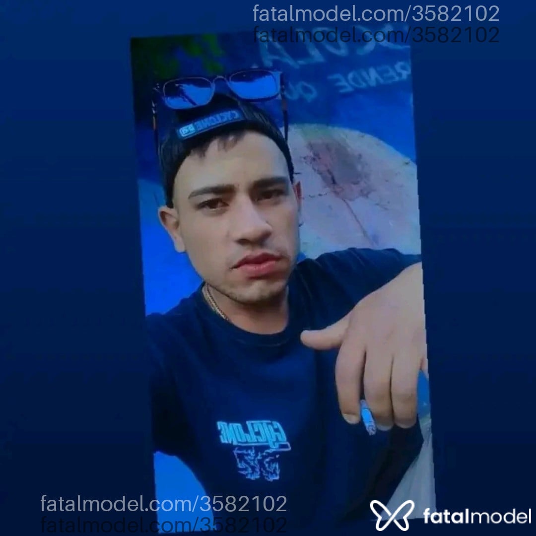 Acompanhante homem com cabelo castanho de olhos mel - Menor Bn