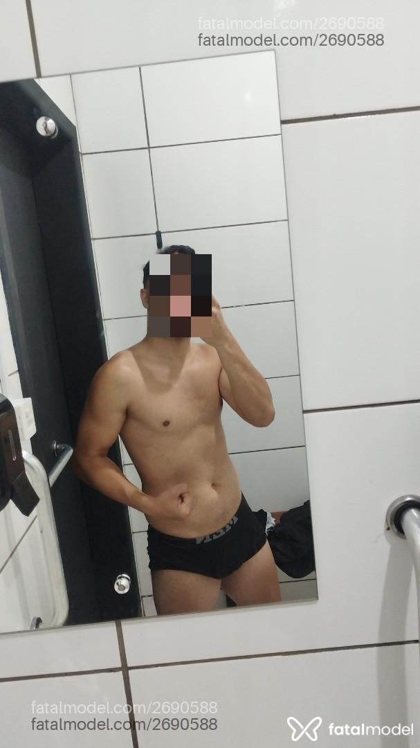 Acompanhante homem com cabelo castanho de olhos pretos - Juan Victor