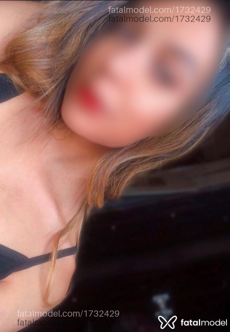 Acompanhante mulher com cabelo castanho de olhos pretos - Lavínia