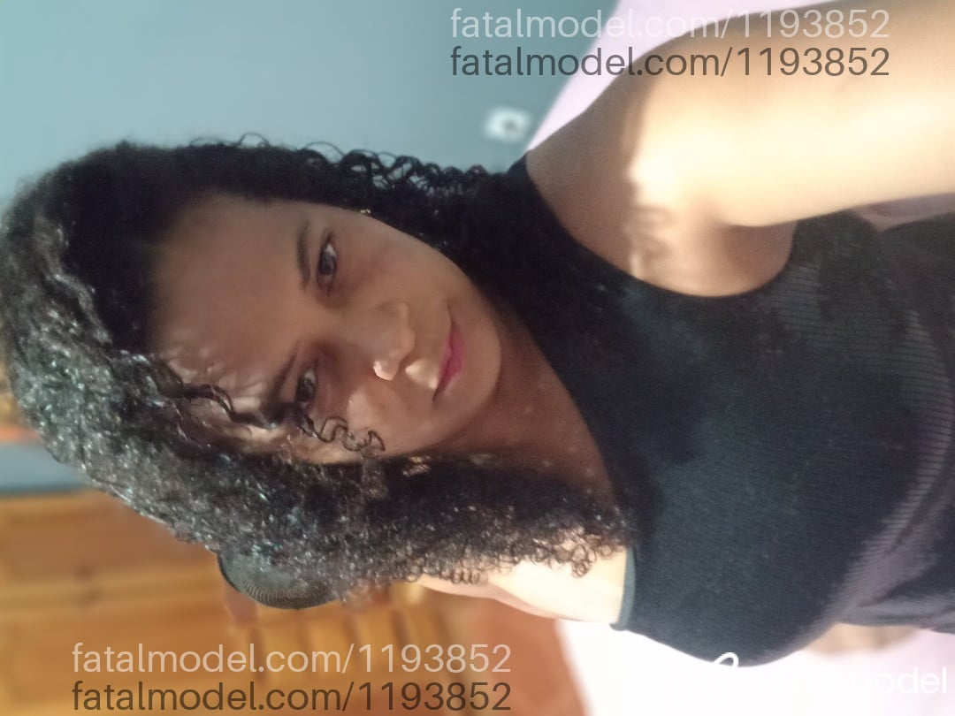 Acompanhante mulher com cabelo castanho de olhos castanhos - Tatiane