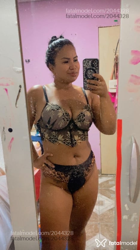 Acompanhante mulher morena (o) de olhos pretos - Belinda