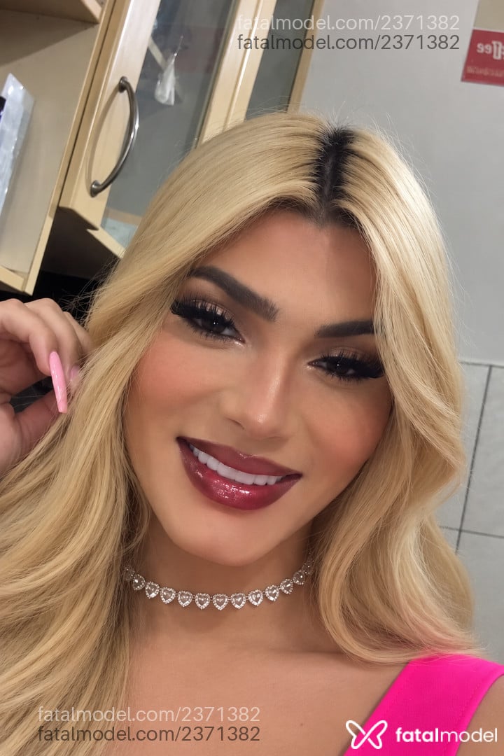 Acompanhante mulher trans com cabelo castanho de olhos castanhos - Mirella Belini
