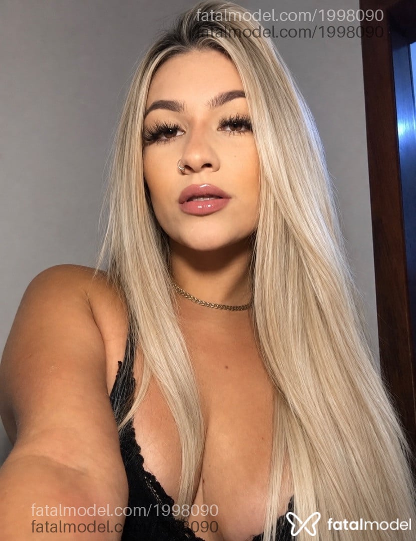 Acompanhante mulher loira (o) de olhos castanhos - Antonella