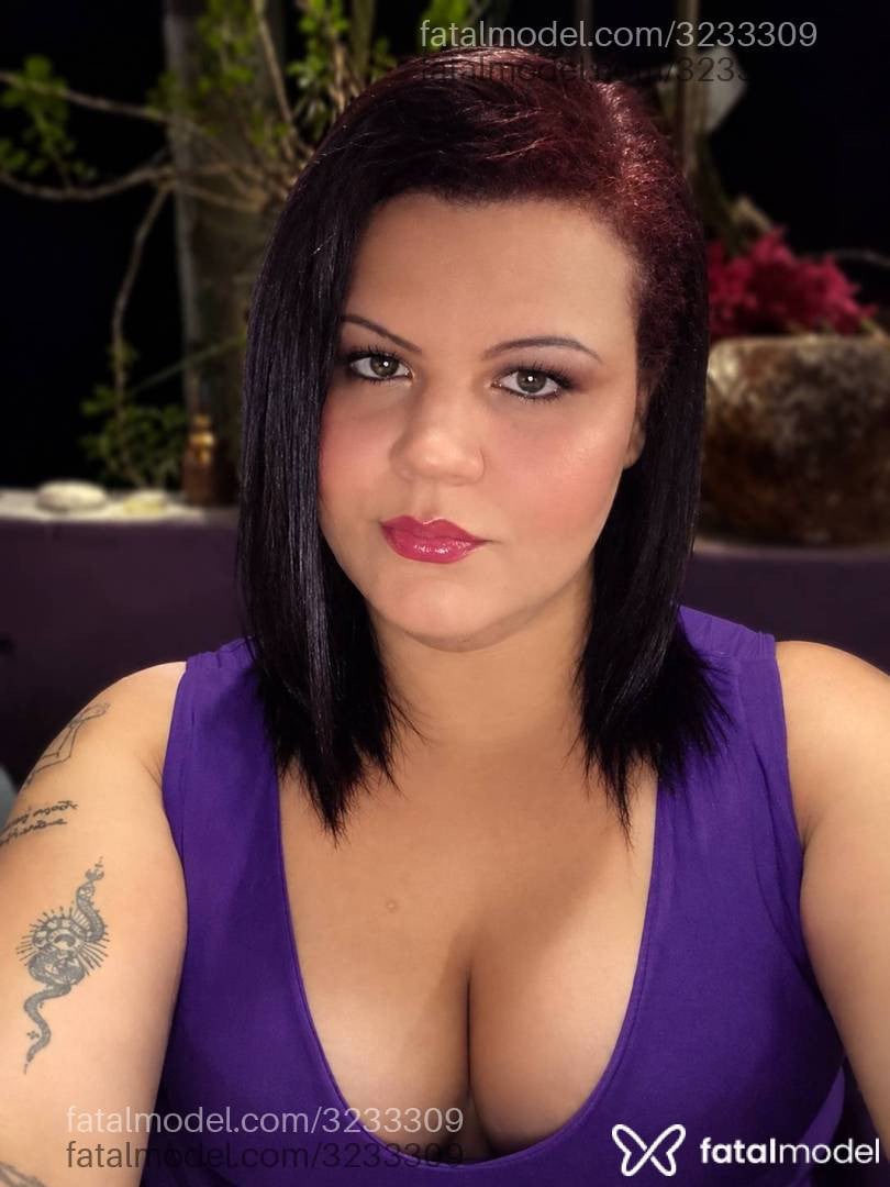 Acompanhante mulher trans ruiva (o) de olhos castanhos - Camiss