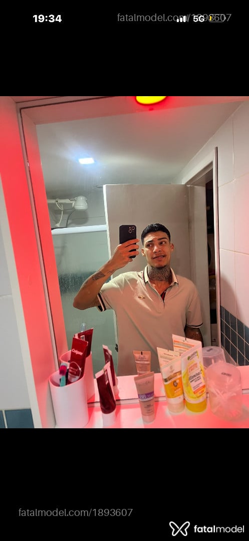 Acompanhante homem com cabelo colorido de olhos cinza - Gabriel Silva