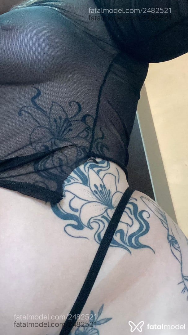 Acompanhante mulher com cabelo castanho de olhos azuis - Ah Mello