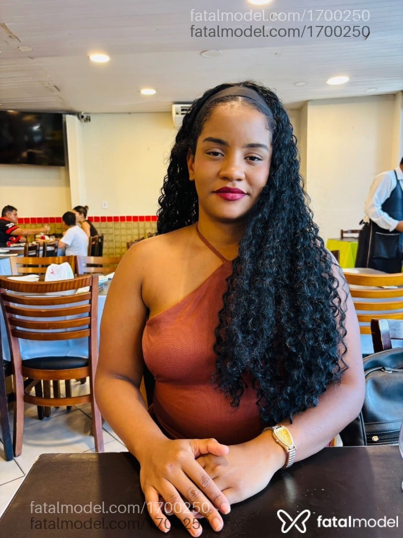 Acompanhante mulher morena (o) de olhos pretos - Júlia