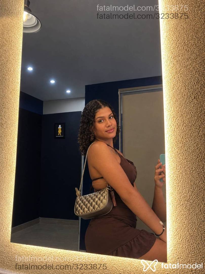 Acompanhante mulher trans com cabelo castanho de olhos pretos - Nicoly Bianchessi