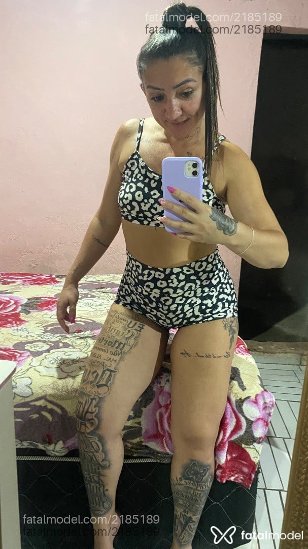 Acompanhante mulher com cabelo colorido de olhos castanhos - Ah Cabulozinha