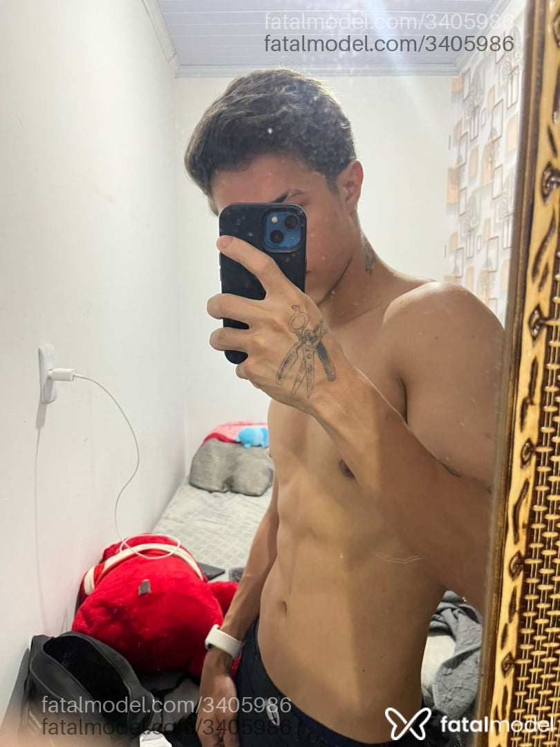 Acompanhante homem com cabelo castanho de olhos castanhos - Fernandes