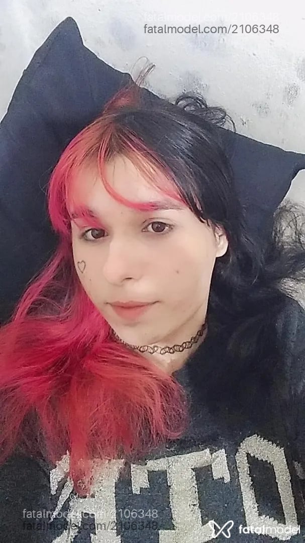 Acompanhante mulher trans com cabelo colorido de olhos castanhos - Mina