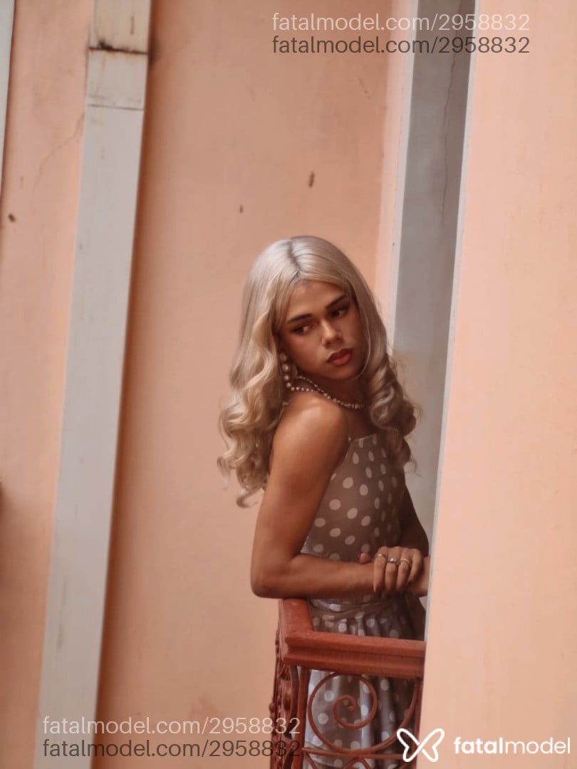Acompanhante mulher trans loira (o) de olhos castanhos - Chiara