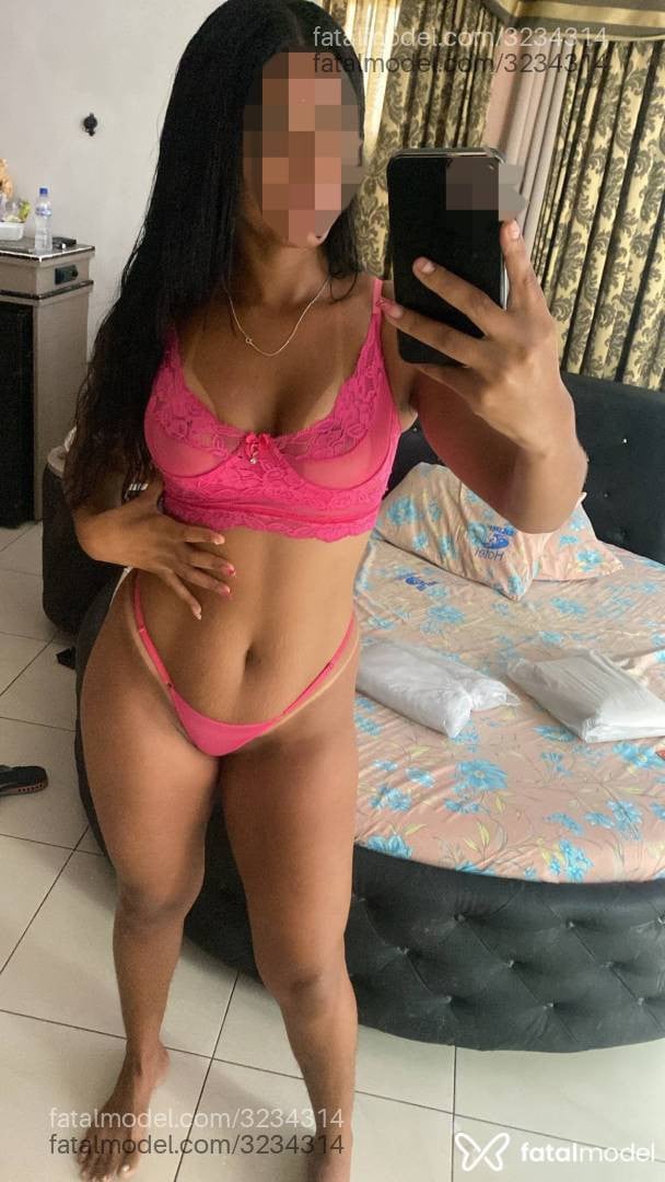 Acompanhante mulher morena (o) de olhos pretos - Livia Acompanhante mulher morena (o) de olhos pretos - Livia