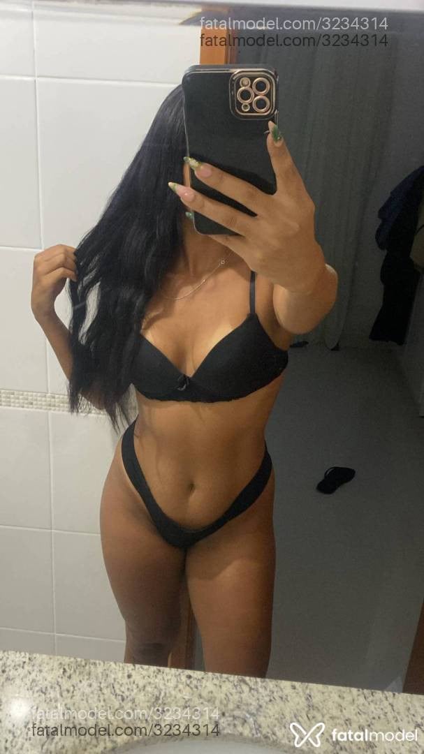 Acompanhante mulher morena (o) de olhos pretos - Livia