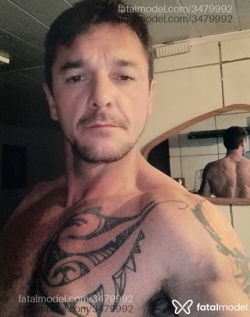 Acompanhante homem com cabelo castanho de olhos castanhos - Alemão