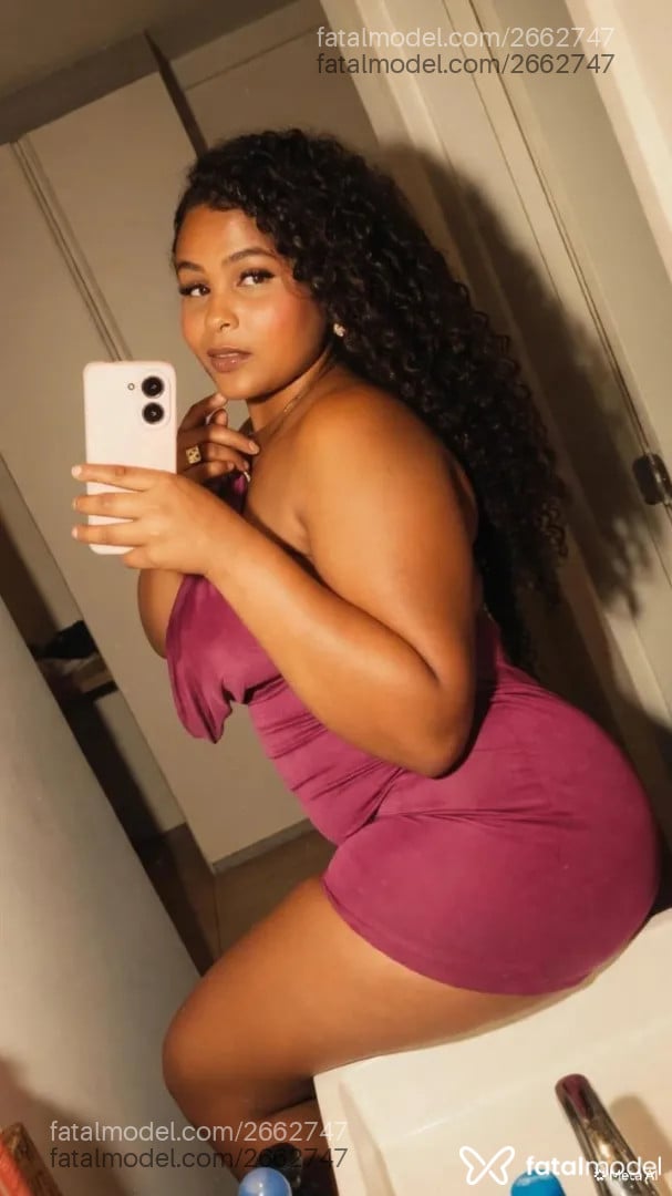 Acompanhante mulher morena (o) de olhos pretos - Julia