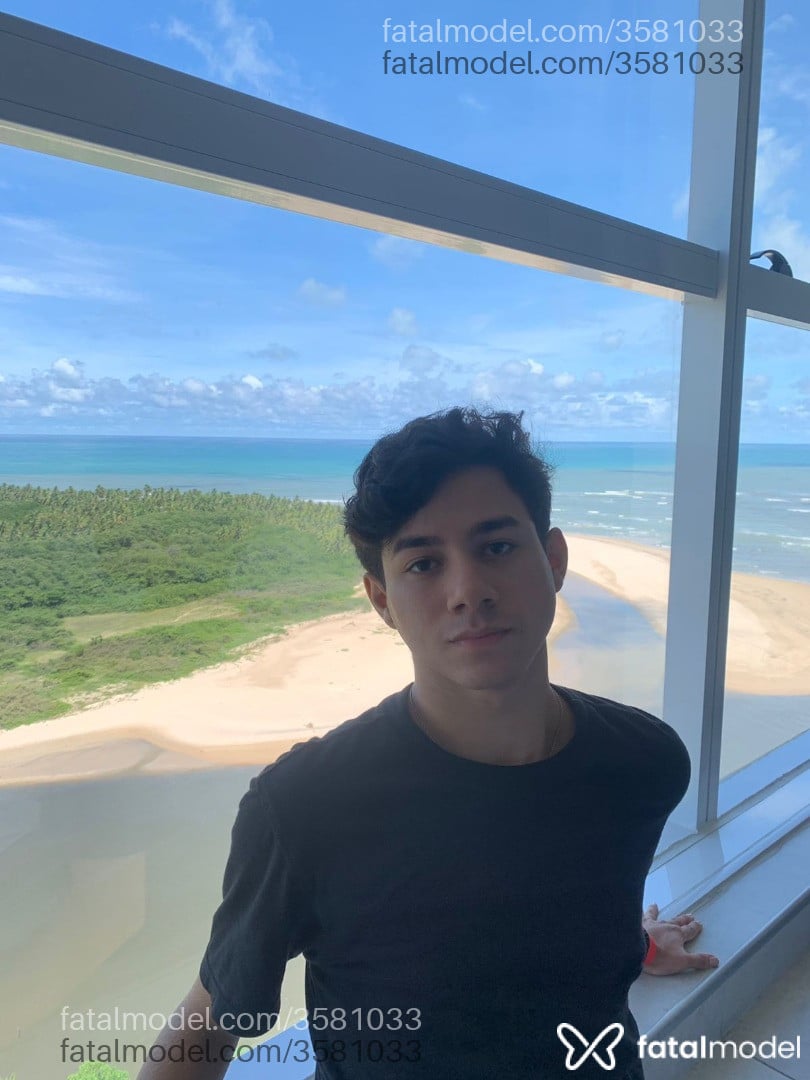 Acompanhante homem com cabelo castanho de olhos castanhos - Ricardo