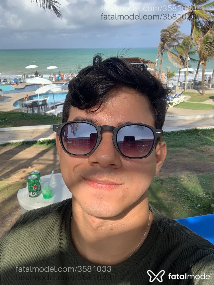 Acompanhante homem com cabelo castanho de olhos castanhos - Ricardo