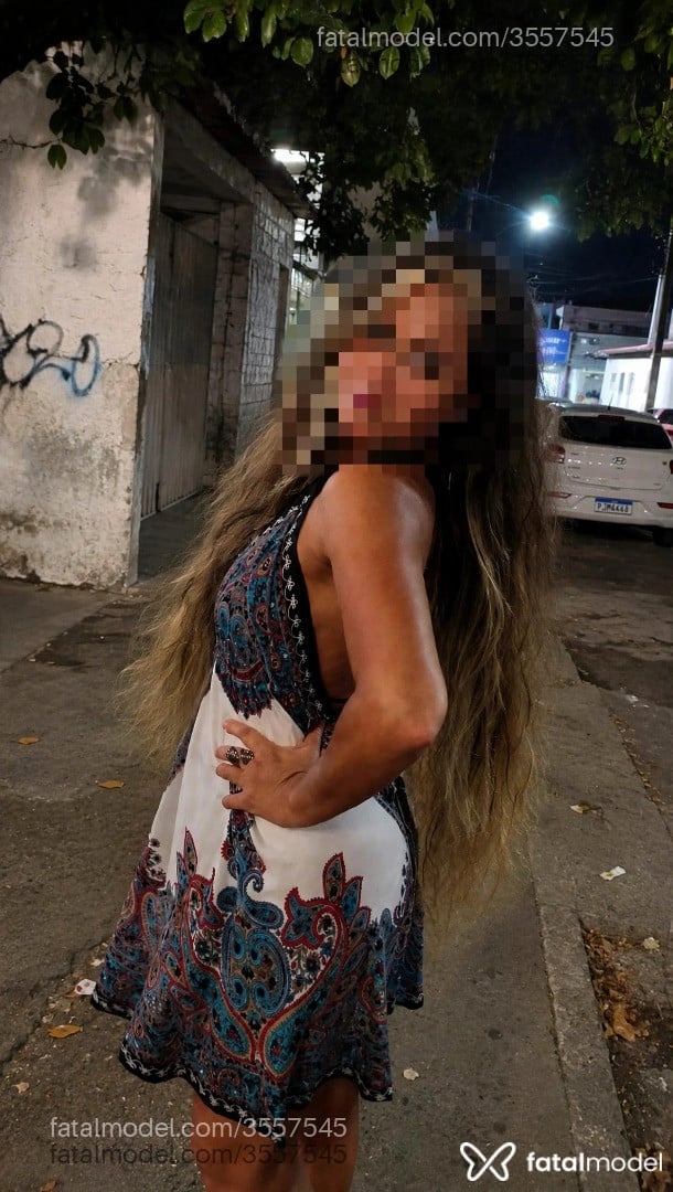 Acompanhante mulher loira (o) de olhos castanhos - Áurea