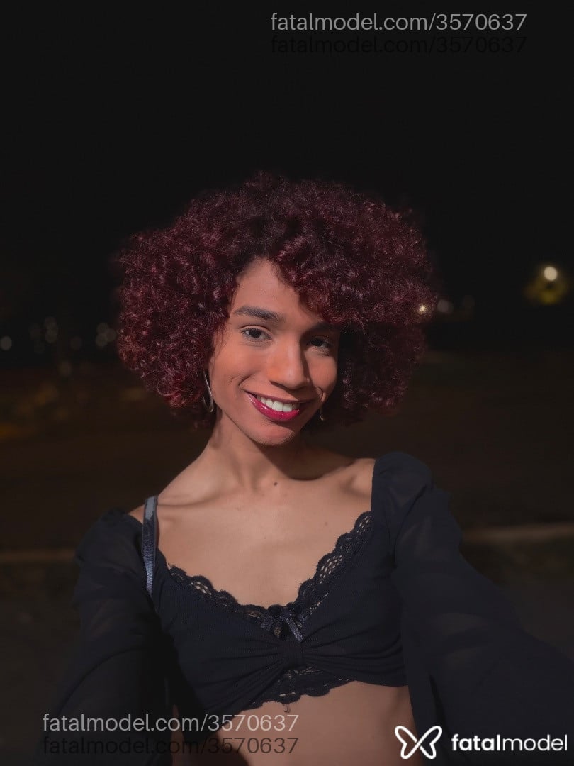 Acompanhante mulher trans ruiva (o) de olhos castanhos - Luz