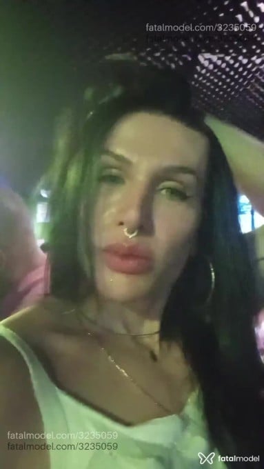 Acompanhante mulher trans morena (o) de olhos azuis - Bruna