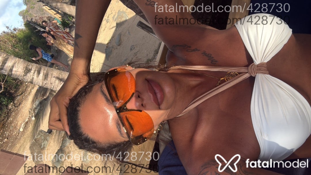 Acompanhante mulher trans com cabelo castanho de olhos castanhos - Maria Veñttim