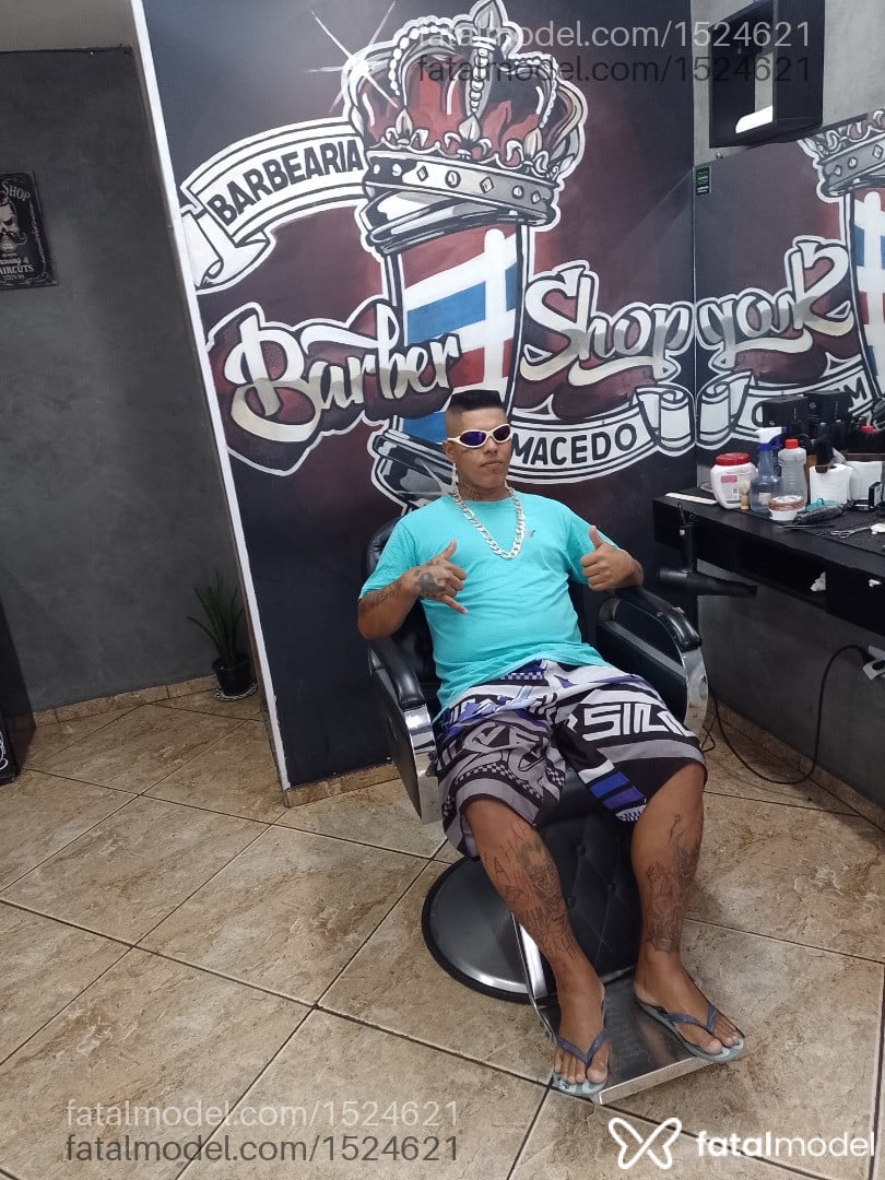 Acompanhante homem com cabelo castanho de olhos castanhos - João