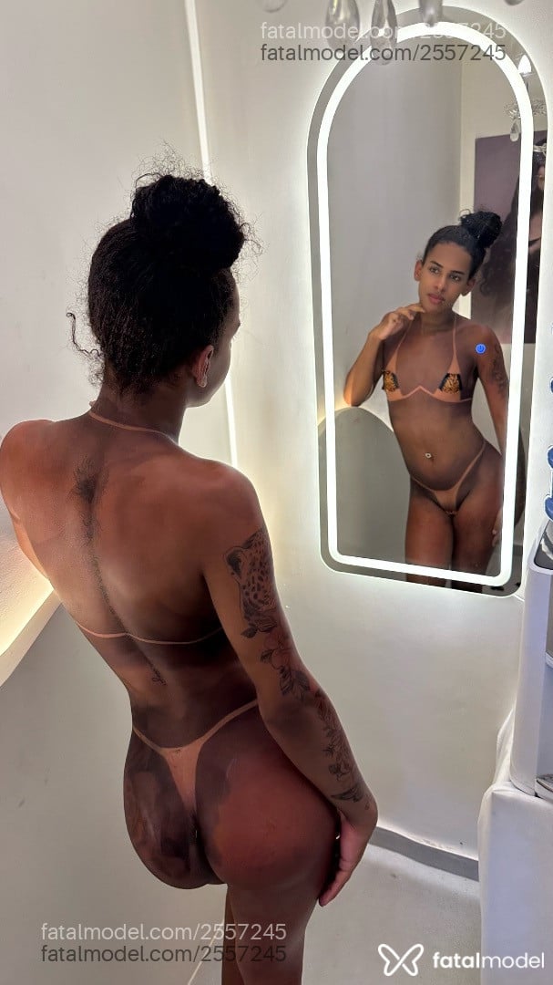 Acompanhante mulher trans morena (o) de olhos pretos - Scarllett