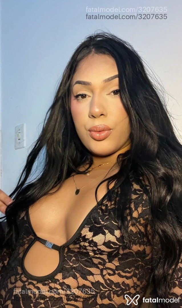 Acompanhante mulher trans com cabelo castanho de olhos castanhos - Jujuh