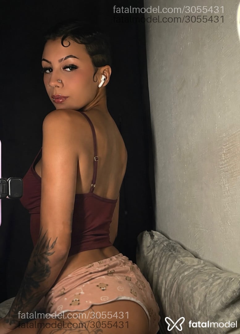 Acompanhante mulher com cabelo colorido de olhos mel - Giulia