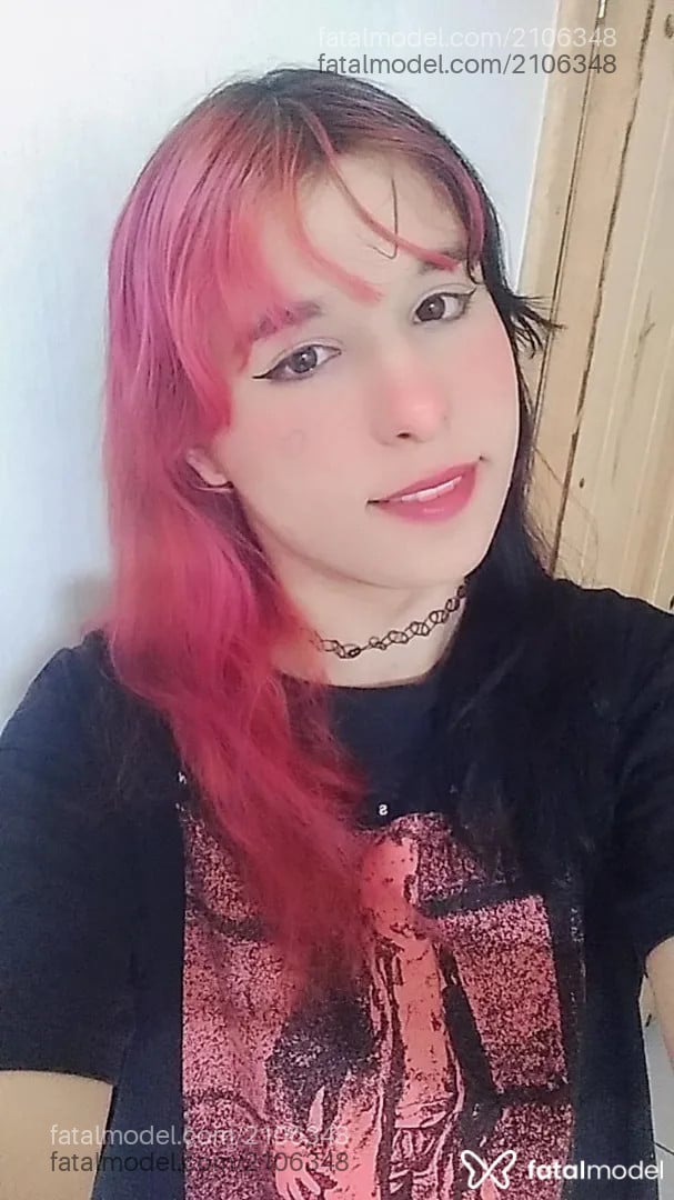 Acompanhante mulher trans com cabelo colorido de olhos castanhos - Mina