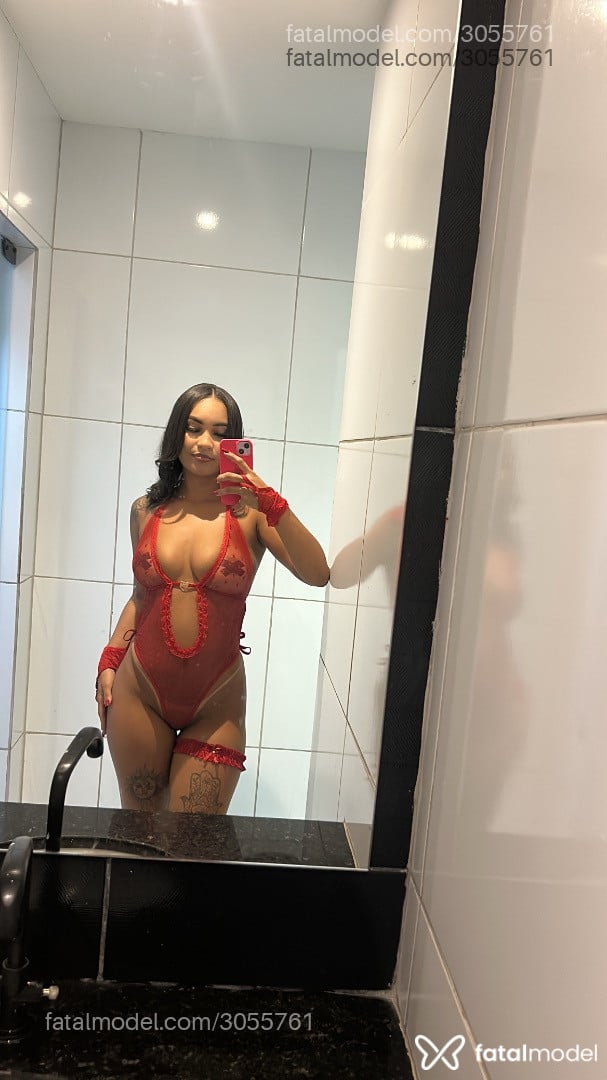 Acompanhante mulher morena (o) de olhos pretos - Alves