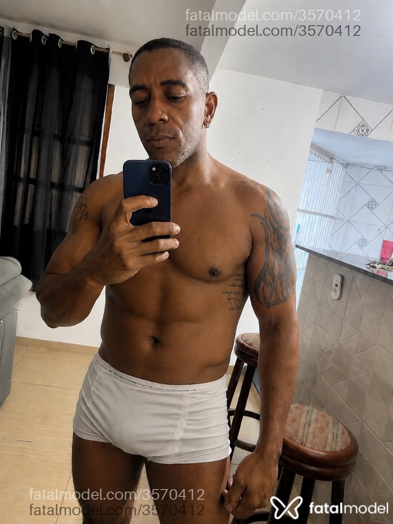 Acompanhante homem com cabelo castanho de olhos castanhos - Fr Black