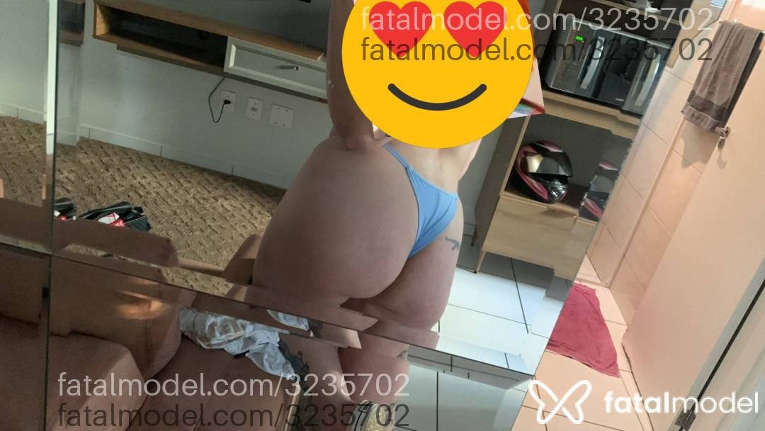 Acompanhante mulher loira (o) de olhos castanhos - Melissa
