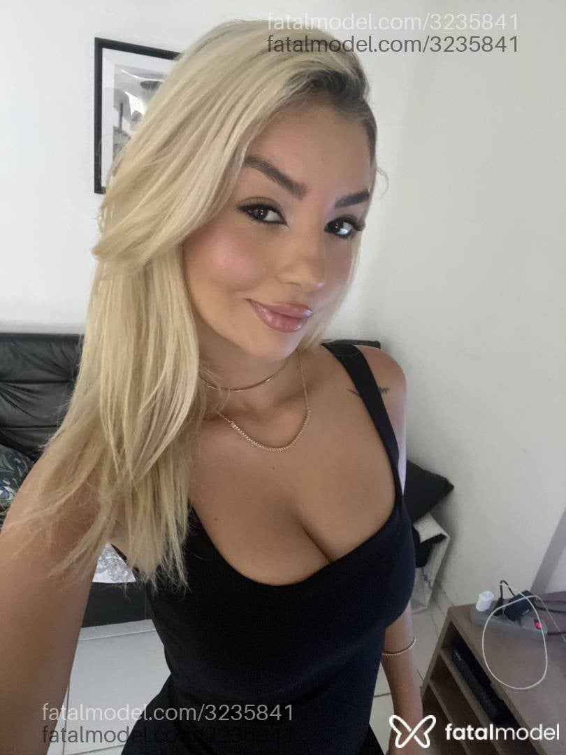Acompanhante mulher loira (o) de olhos castanhos - Yanny Acompanhante mulher loira (o) de olhos castanhos - Yanny