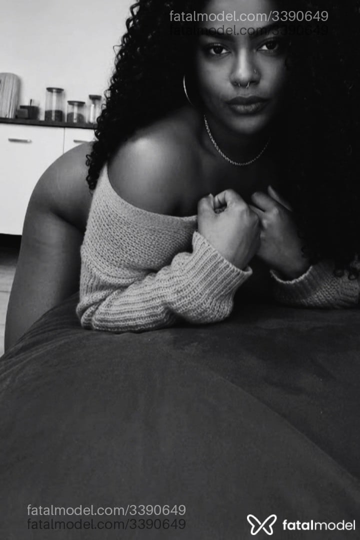 Acompanhante mulher morena (o) de olhos pretos - Jenliee