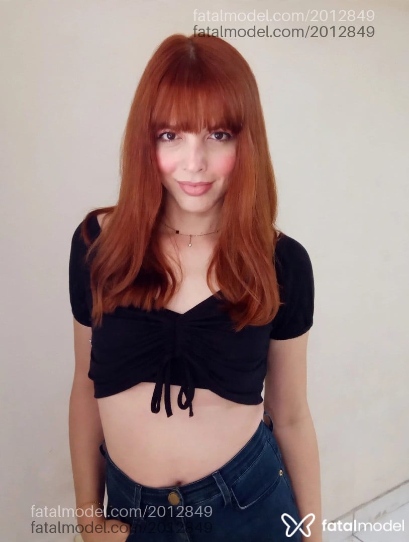 Acompanhante mulher trans com cabelo colorido de olhos castanhos - Lina Ribeiro