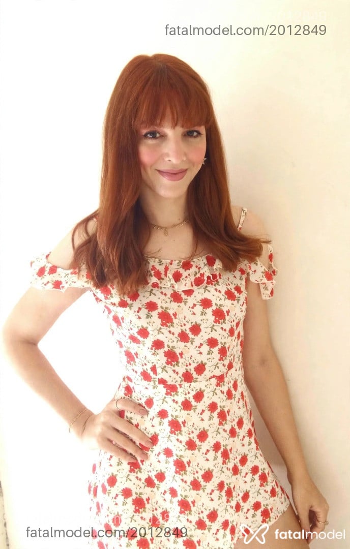 Acompanhante mulher trans com cabelo colorido de olhos castanhos - Lina Ribeiro