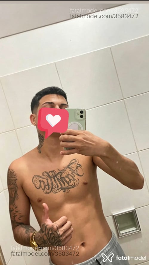 Acompanhante homem sem cabelo de olhos pretos - Gustavo